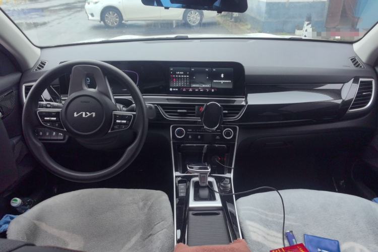 Used Kia Seltos 2023 1.5L CVT Luxury Edition Center Console