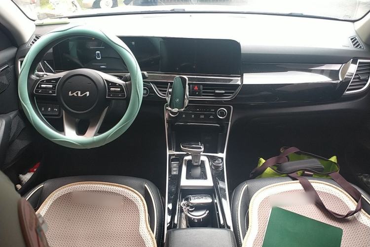 Used Kia Seltos 2023 1.5L CVT Comfort Edition Center Console