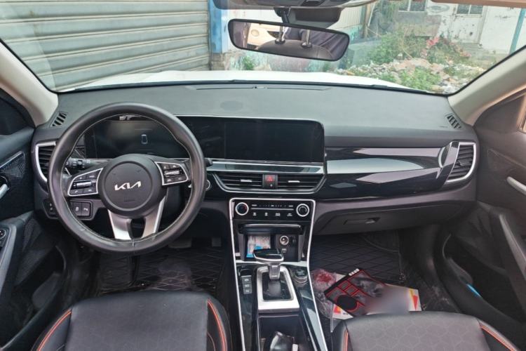Used Kia Seltos 2023 1.5L CVT Luxury Edition Center Console