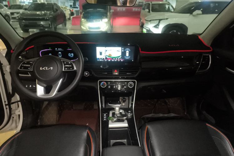 Used Kia Seltos 2023 1.5L CVT Luxury Edition Center Console