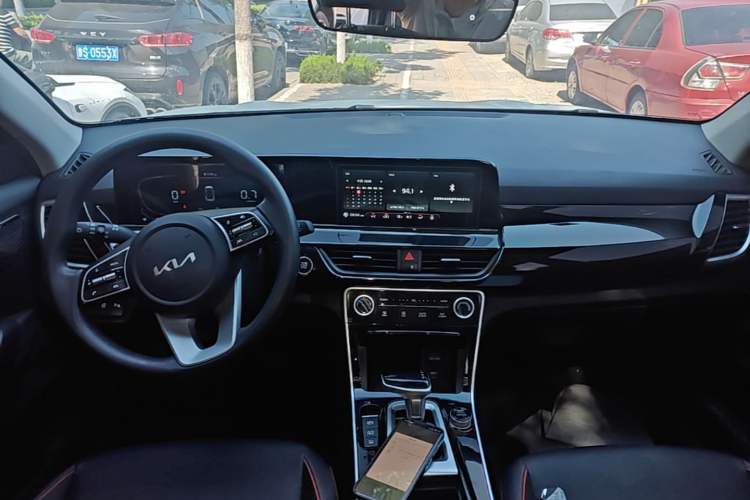 Used Kia Seltos 2023 1.5L CVT Luxury Edition Center Console