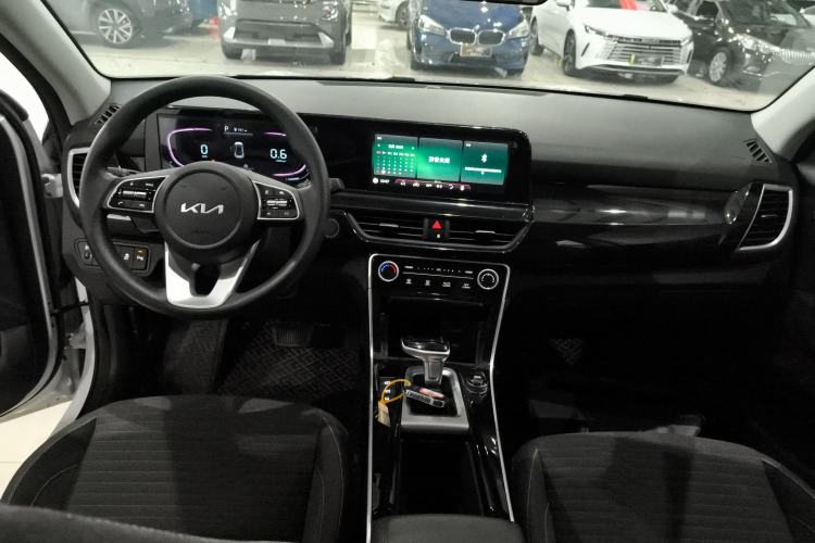 Used Kia Seltos 2023 1.5L CVT Comfort Edition Center Console