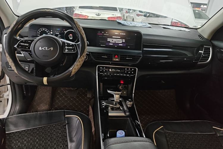 Used Kia Seltos 2023 1.5L CVT Luxury Edition Center Console