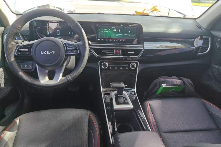 Used Kia Seltos 2023 1.5L CVT Luxury Edition Center Console