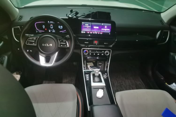 Used Kia Seltos 2023 1.5L CVT Luxury Edition Center Console