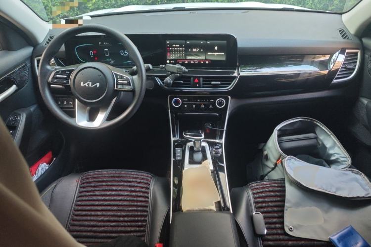 Used Kia Seltos 2023 1.5L CVT Comfort Edition Center Console