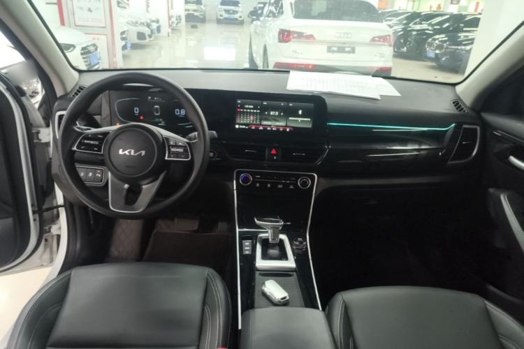 Used Kia Seltos 2023 1.5L CVT Comfort Edition Center Console