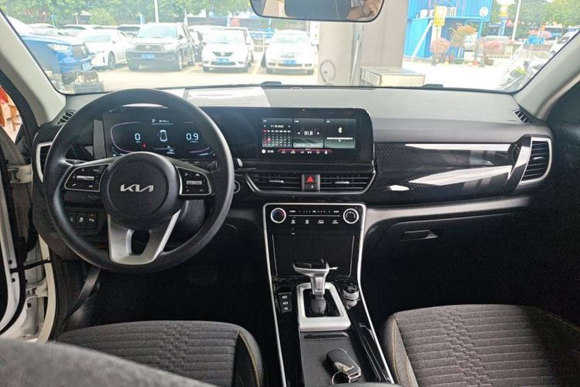 Used Kia Seltos 2023 1.5L CVT Comfort Edition Center Console