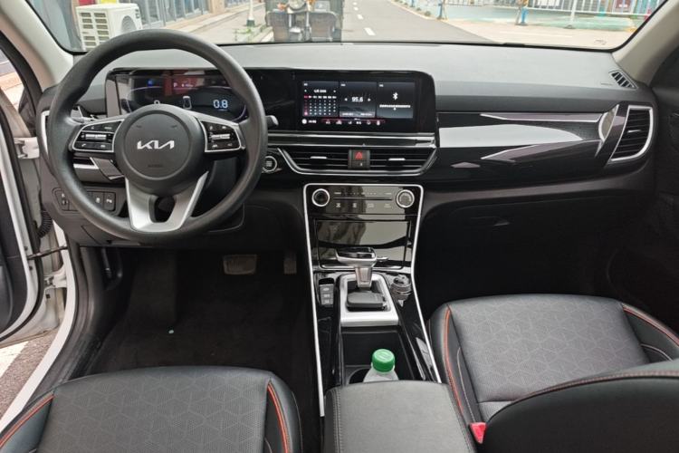 Used Kia Seltos 2023 1.5L CVT Luxury Edition Center Console