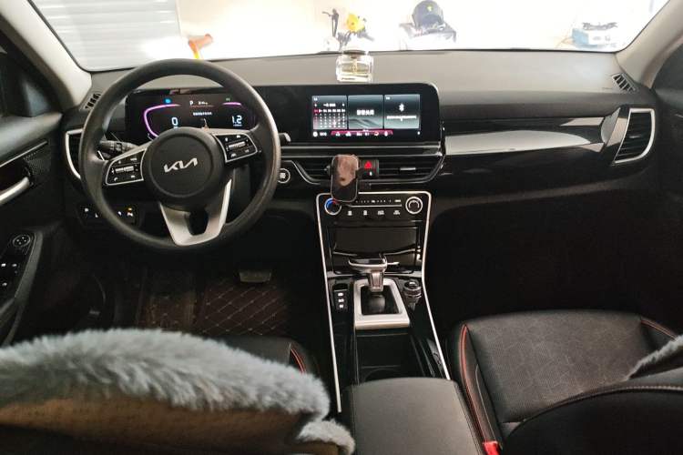 Used Kia Seltos 2023 1.5L CVT Luxury Edition Center Console