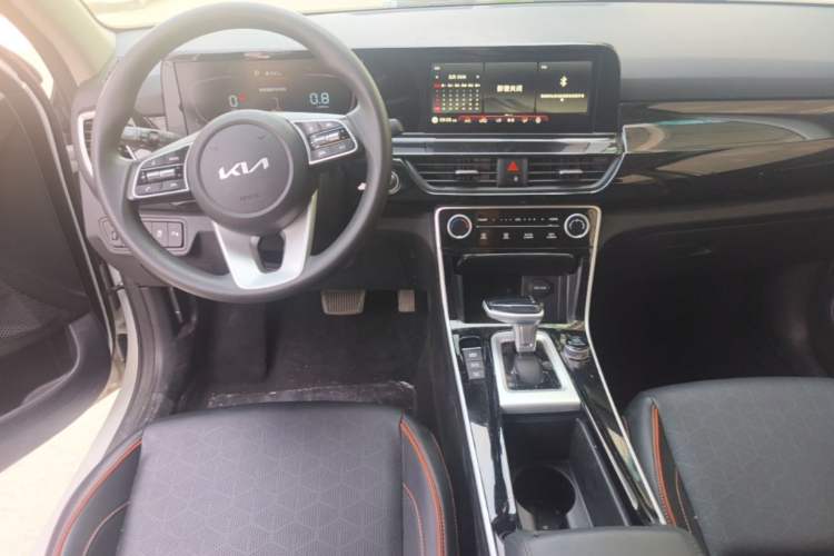 Used Kia Seltos 2023 1.5L CVT Luxury Edition Center Console
