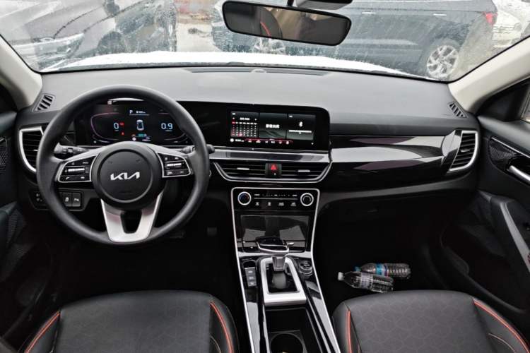 Used Kia Seltos 2023 1.5L CVT Luxury Edition Center Console