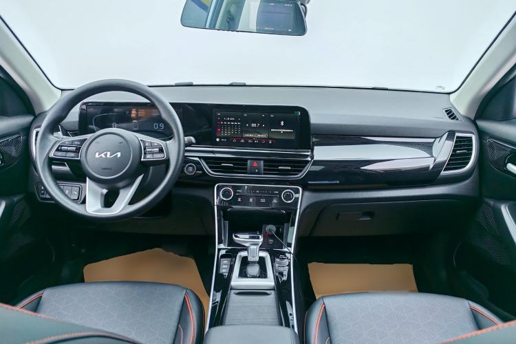 Used Kia Seltos 2023 1.5L CVT Luxury Edition Center Console
