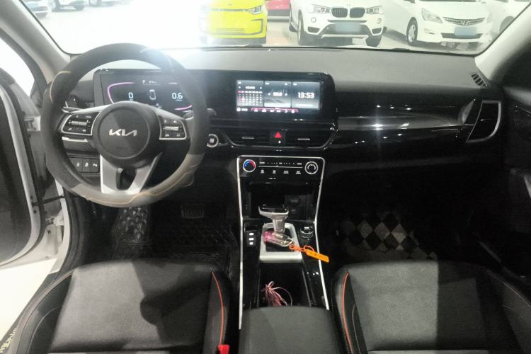 Used Kia Seltos 2023 1.5L CVT Luxury Edition Center Console