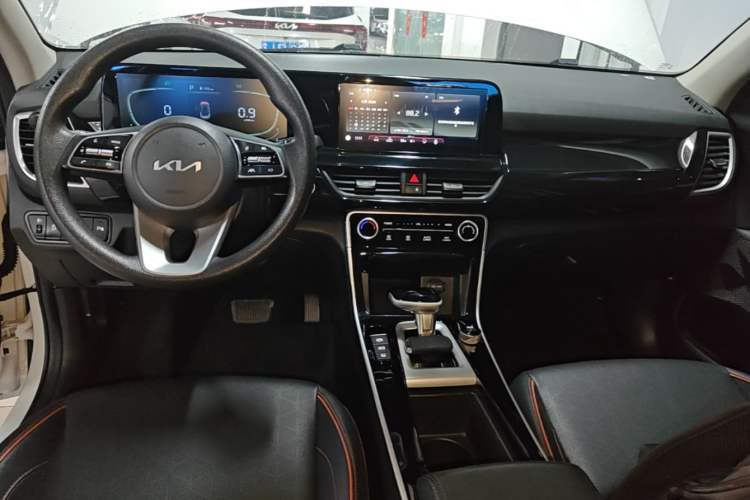 Used Kia Seltos 2023 1.5L CVT Luxury Edition Center Console