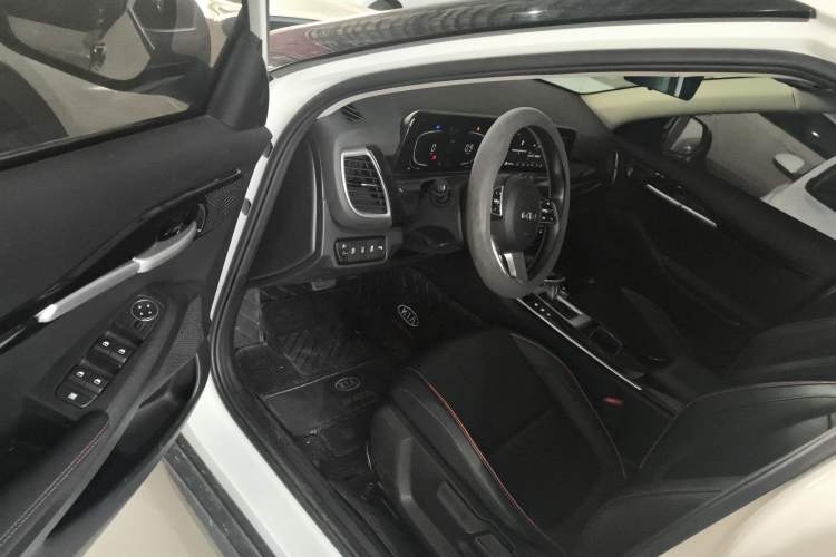 Used Kia Seltos 2023 1.5L CVT Luxury Edition Driver Seat