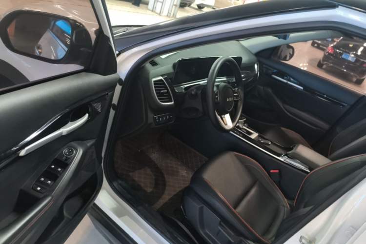 Used Kia Seltos 2023 1.5L CVT Luxury Edition Driver Seat