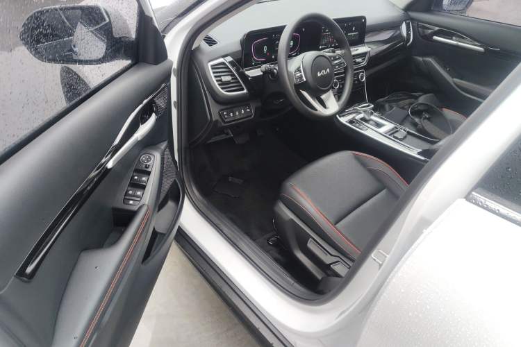 Used Kia Seltos 2023 1.5L CVT Luxury Edition Driver Seat