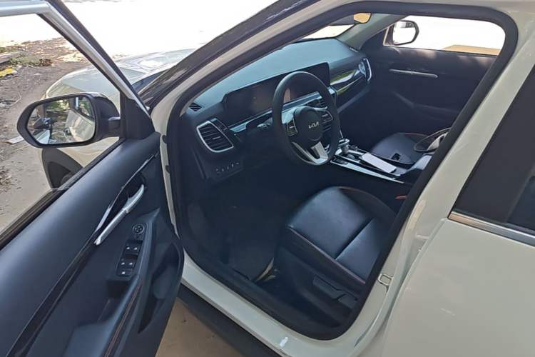 Used Kia Seltos 2023 1.5L CVT Luxury Edition Driver Seat