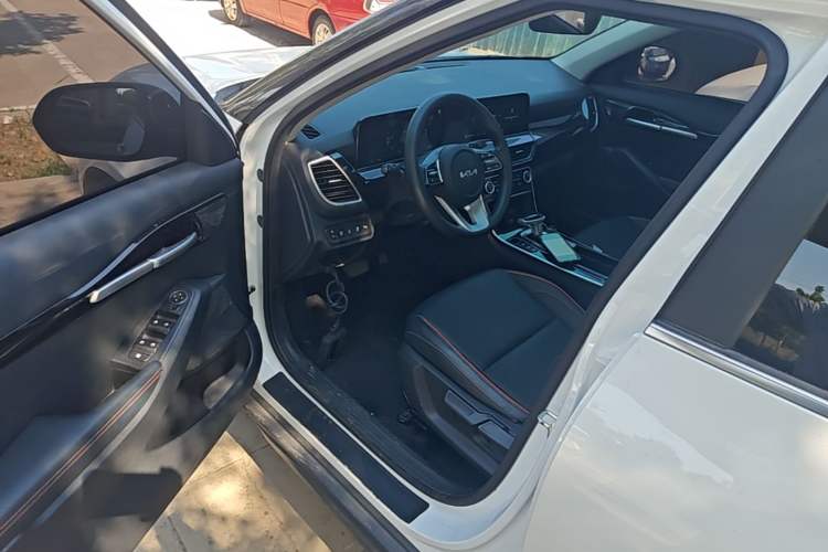 Used Kia Seltos 2023 1.5L CVT Luxury Edition Driver Seat