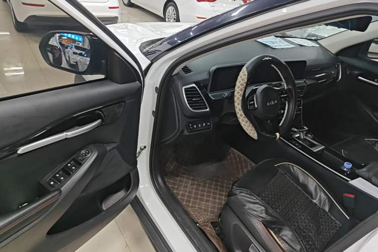 Used Kia Seltos 2023 1.5L CVT Luxury Edition Driver Seat