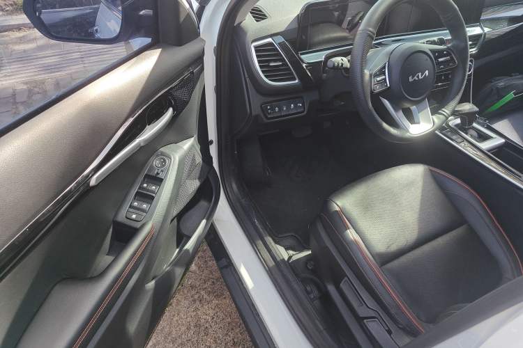 Used Kia Seltos 2023 1.5L CVT Luxury Edition Driver Seat