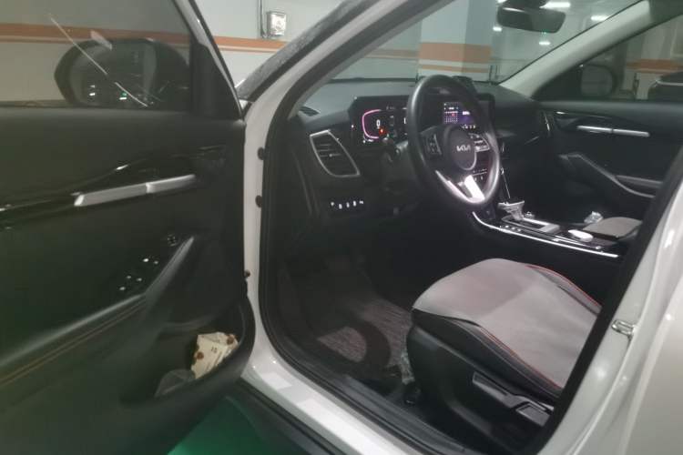 Used Kia Seltos 2023 1.5L CVT Luxury Edition Driver Seat