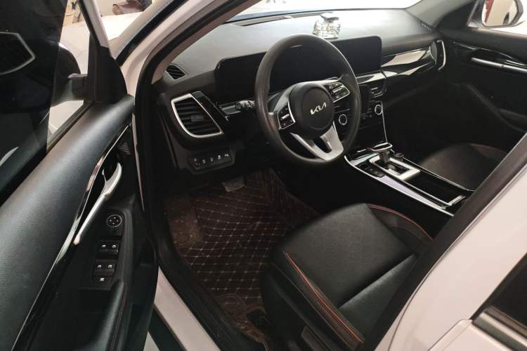 Used Kia Seltos 2023 1.5L CVT Luxury Edition Driver Seat