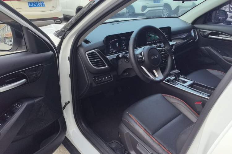 Used Kia Seltos 2023 1.5L CVT Luxury Edition Interior 2