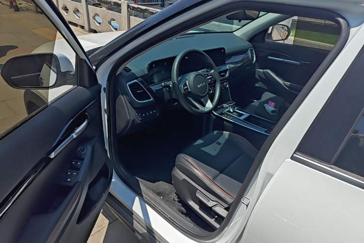 Used Kia Seltos 2023 1.5L CVT Luxury Edition Interior 3