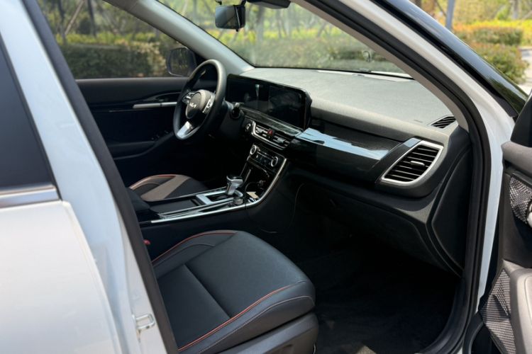 Used Kia Seltos 2023 1.5L CVT Luxury Edition Right Front Seat