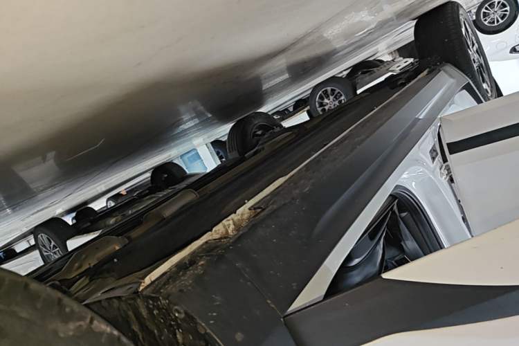 Used Kia Seltos 2023 1.5L CVT Luxury Edition Right Side Sill
