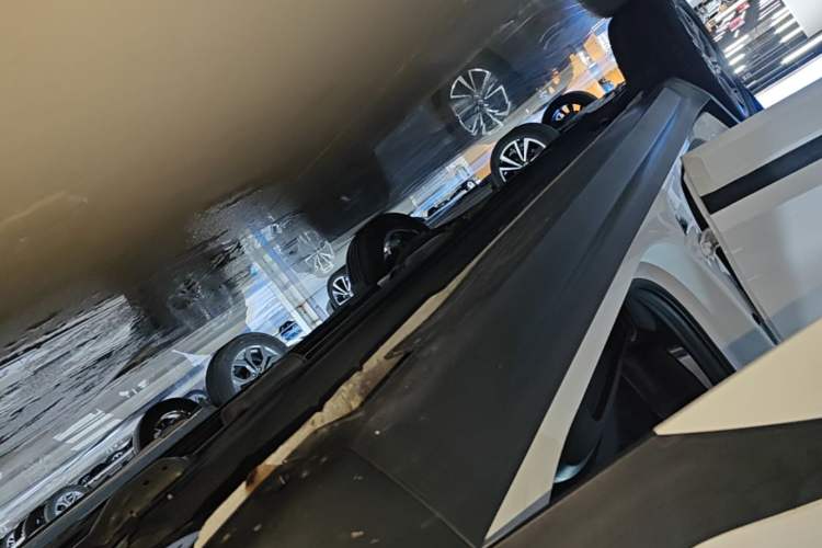 Used Kia Seltos 2023 1.5L CVT Luxury Edition Right Side Sill