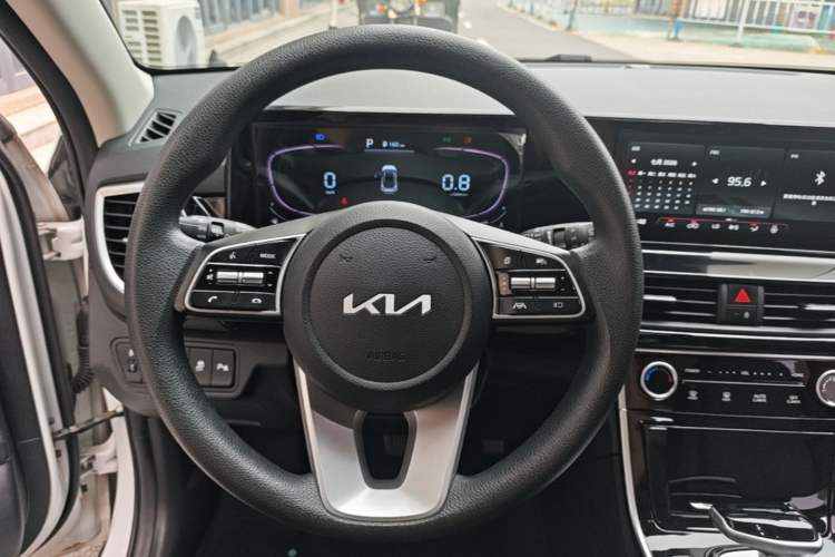 Used Kia Seltos 2023 1.5L CVT Luxury Edition Steering Wheel