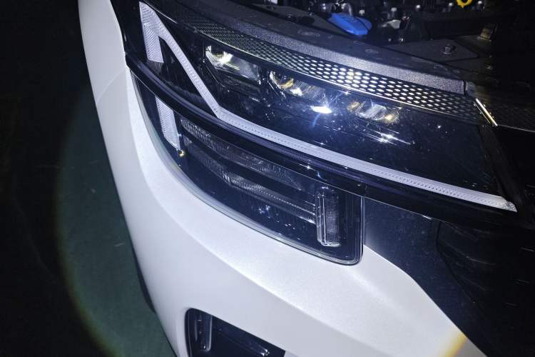 Used Kia Seltos 2026 1.5L IVT Luxury Edition Right Front Headlight