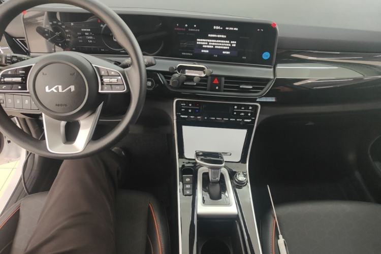 Used Kia Seltos 2026 1.5L IVT Luxury Comfort Edition Center Console