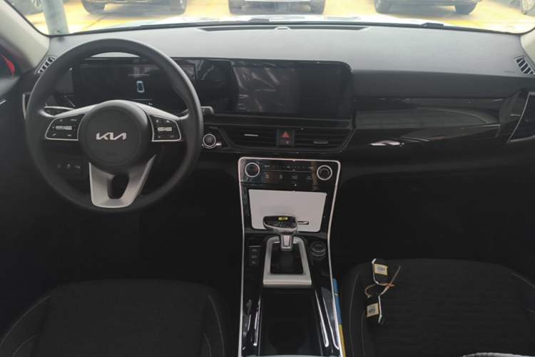 Used Kia Seltos 2026 Model 1.5L IVT Comfort Edition Center Console