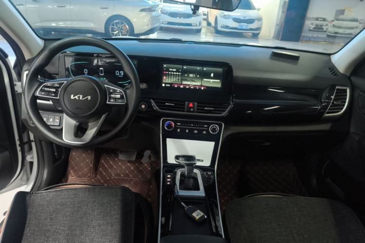 Used Kia Seltos 2026 1.5L IVT Luxury Edition Center Console