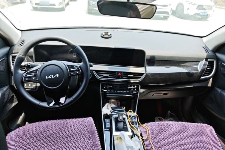 Used Kia Seltos 2026 1.5L IVT Prestige Edition Center Console