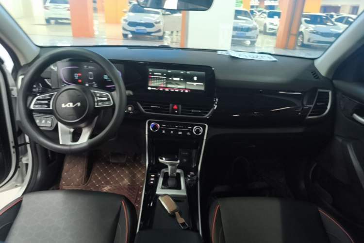 Used Kia Seltos 2026 1.5L IVT Luxury Edition Center Console