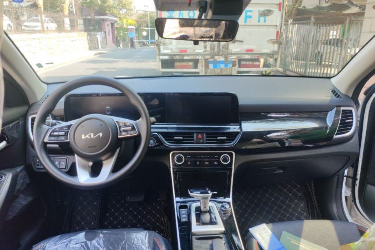 Used Kia Seltos 2026 1.5L IVT Luxury Edition Center Console