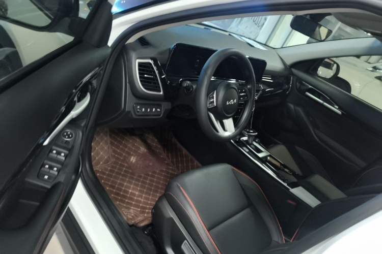 Used Kia Seltos 2026 1.5L IVT Luxury Edition Driver Seat