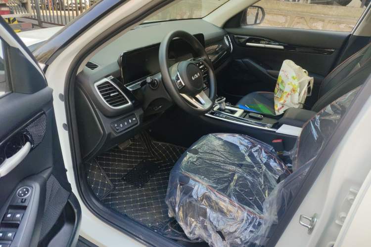 Used Kia Seltos 2026 1.5L IVT Luxury Edition Driver Seat