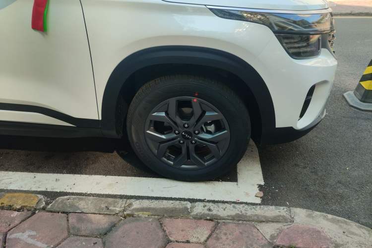 Used Kia Seltos 2026 1.5L IVT Luxury Edition Right Front Wheel Hub
