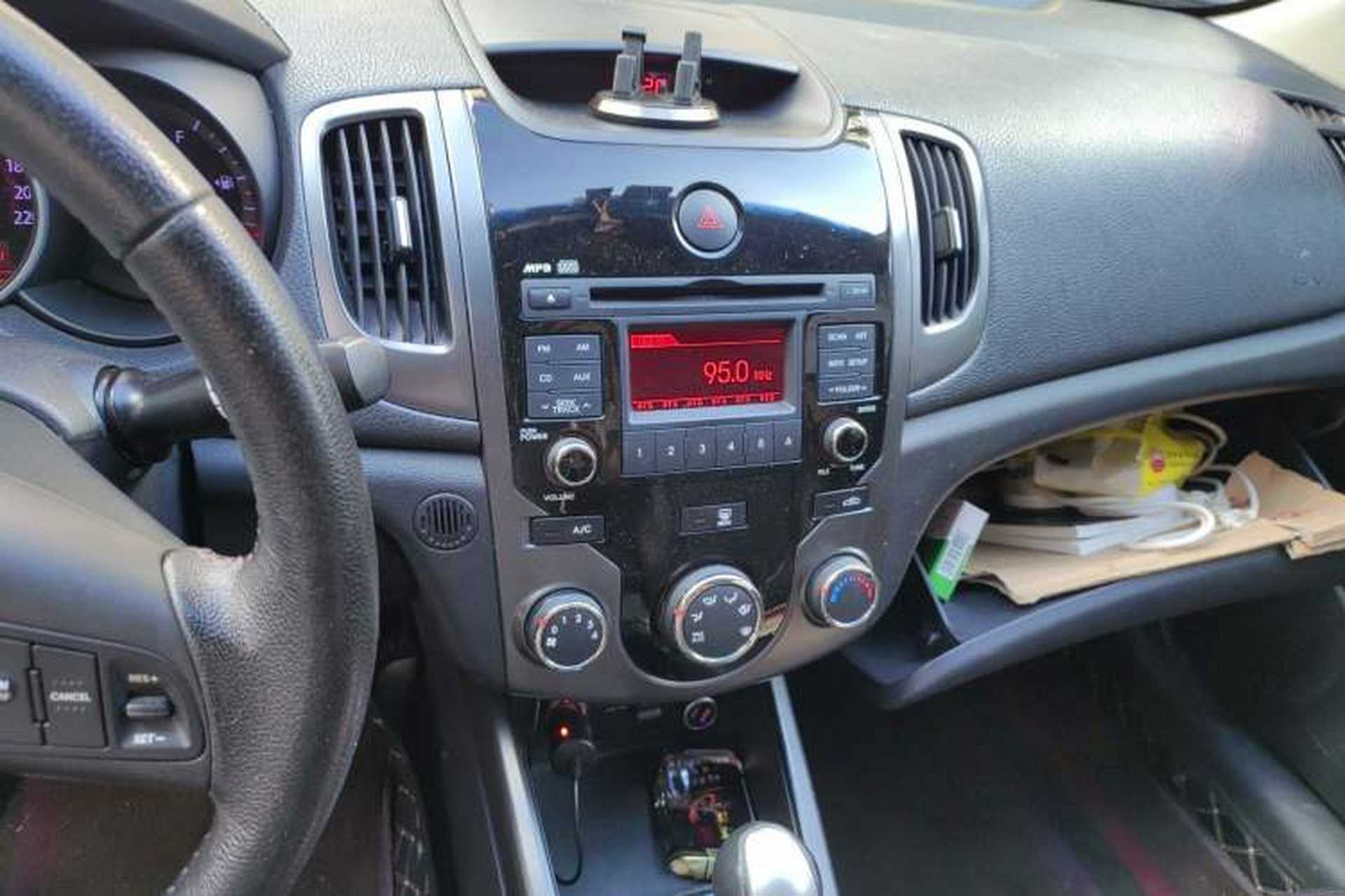 Used Kia Shuma 2010 2.0 AT Luxury Edition Audio And AC Panel
