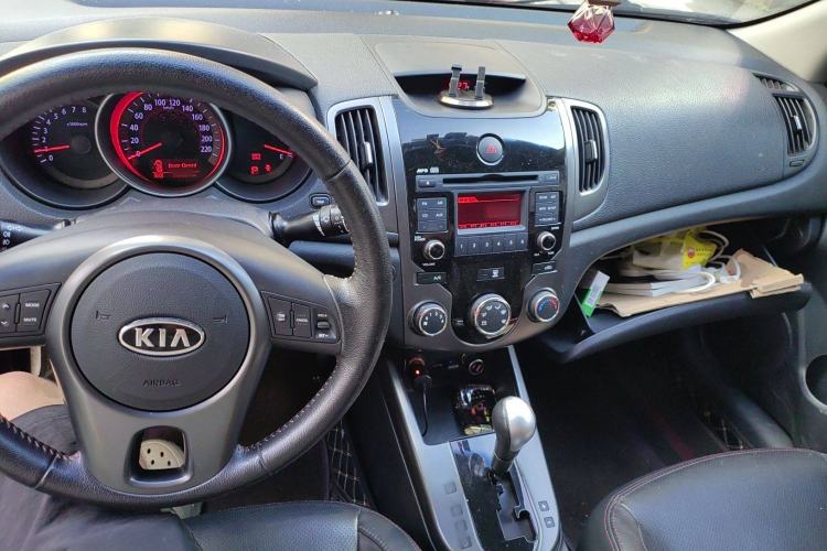 Used Kia Shuma 2010 2.0 AT Luxury Edition Center Console