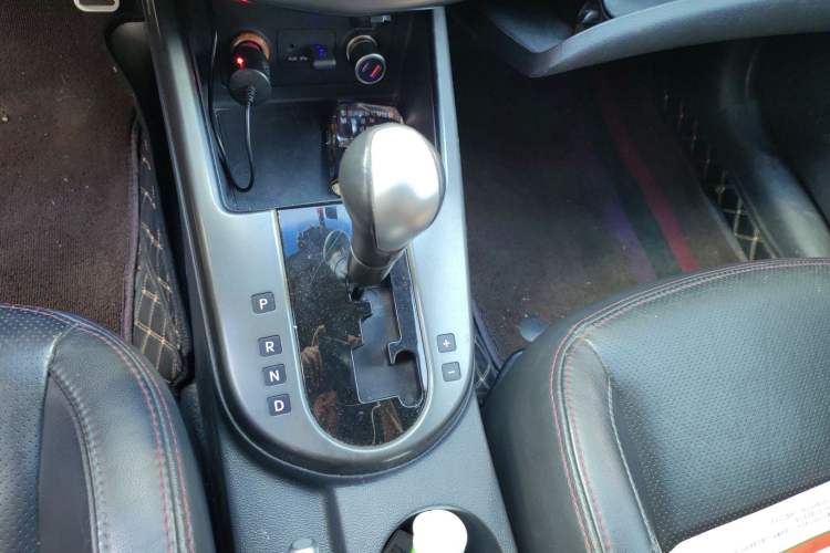 Used Kia Shuma 2010 2.0 AT Luxury Edition Gear Lever
