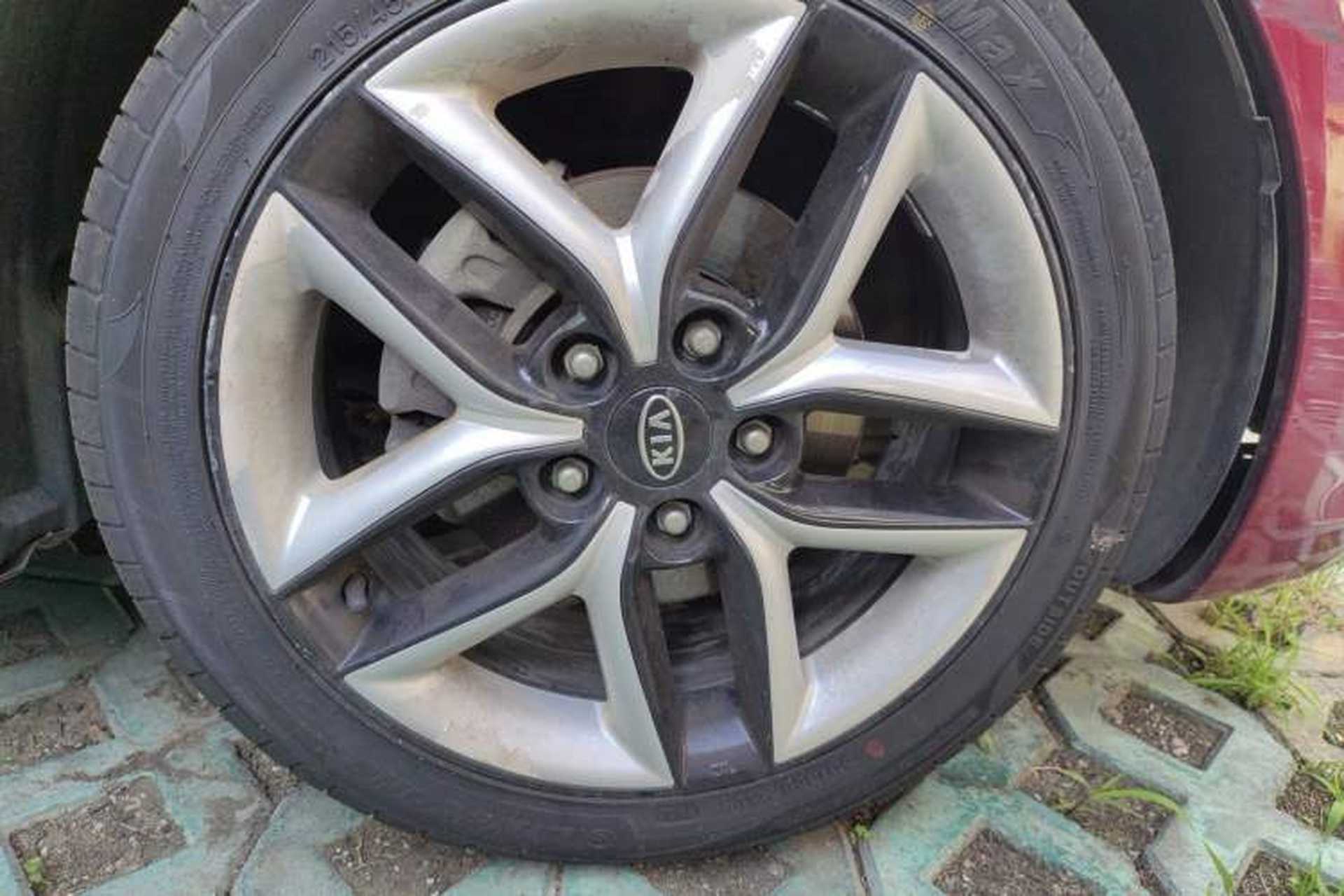 Used Kia Shuma 2010 2.0 AT Luxury Edition Right Front Wheel Hub