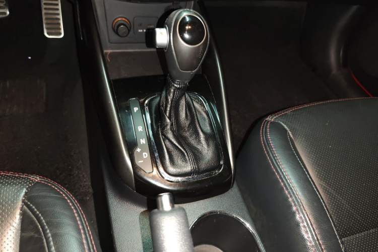 Used Kia Shuma 2011 2.0 AT Sport Edition Gear Lever