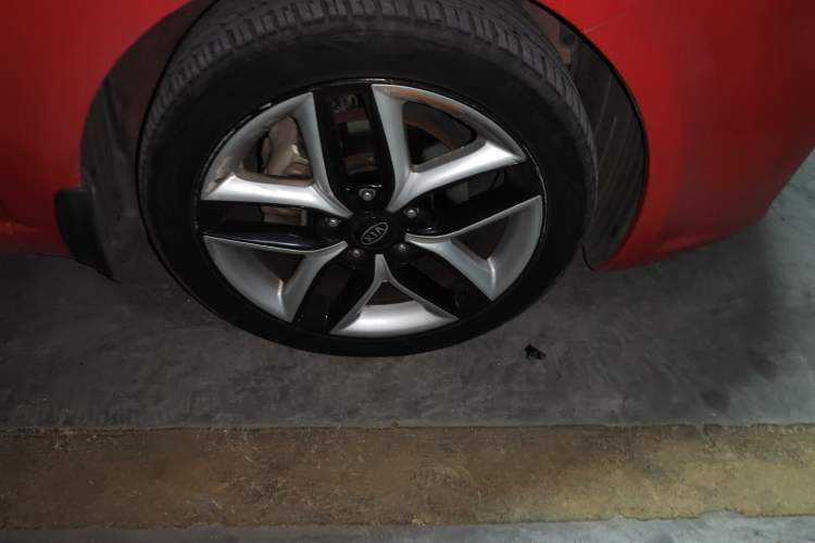 Used Kia Shuma 2011 2.0 AT Sport Edition Right Front Wheel Hub